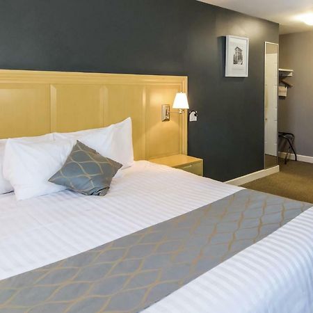Red Lion Inn & Suites Άμποτσφορντ Εξωτερικό φωτογραφία
