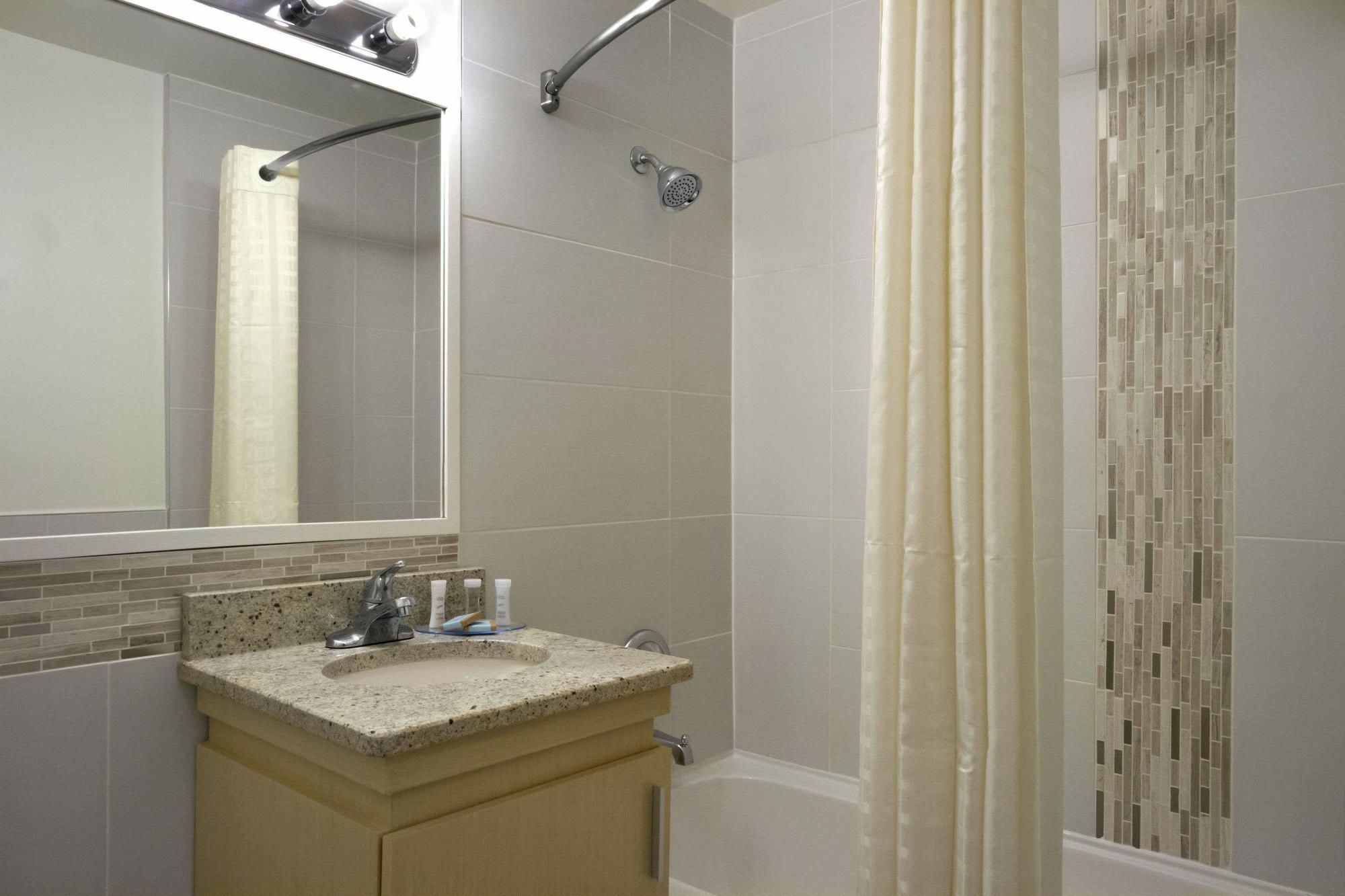Red Lion Inn & Suites Άμποτσφορντ Εξωτερικό φωτογραφία